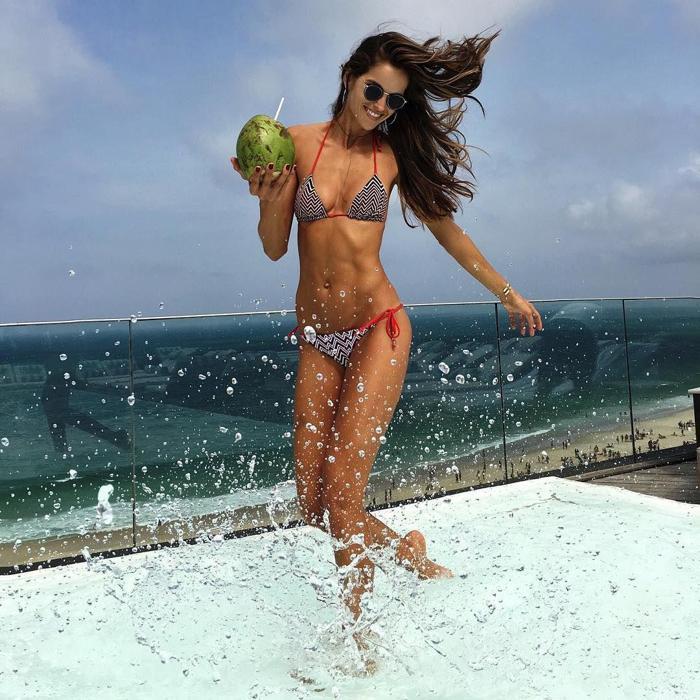 Izabel Goulart nefesleri kesiyor