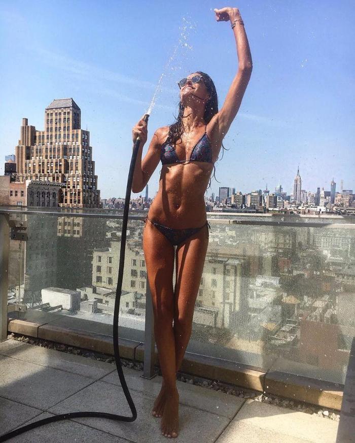 Izabel Goulart nefesleri kesiyor