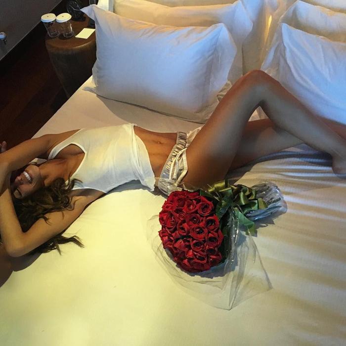 Izabel Goulart nefesleri kesiyor