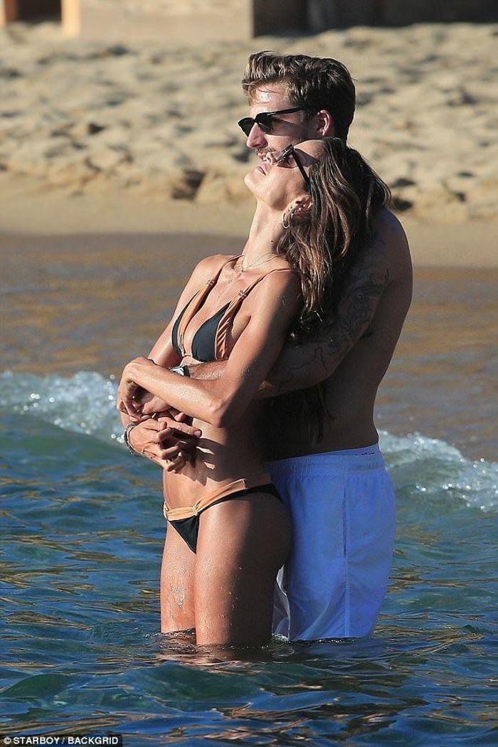 Izabel Goulart nefesleri kesiyor