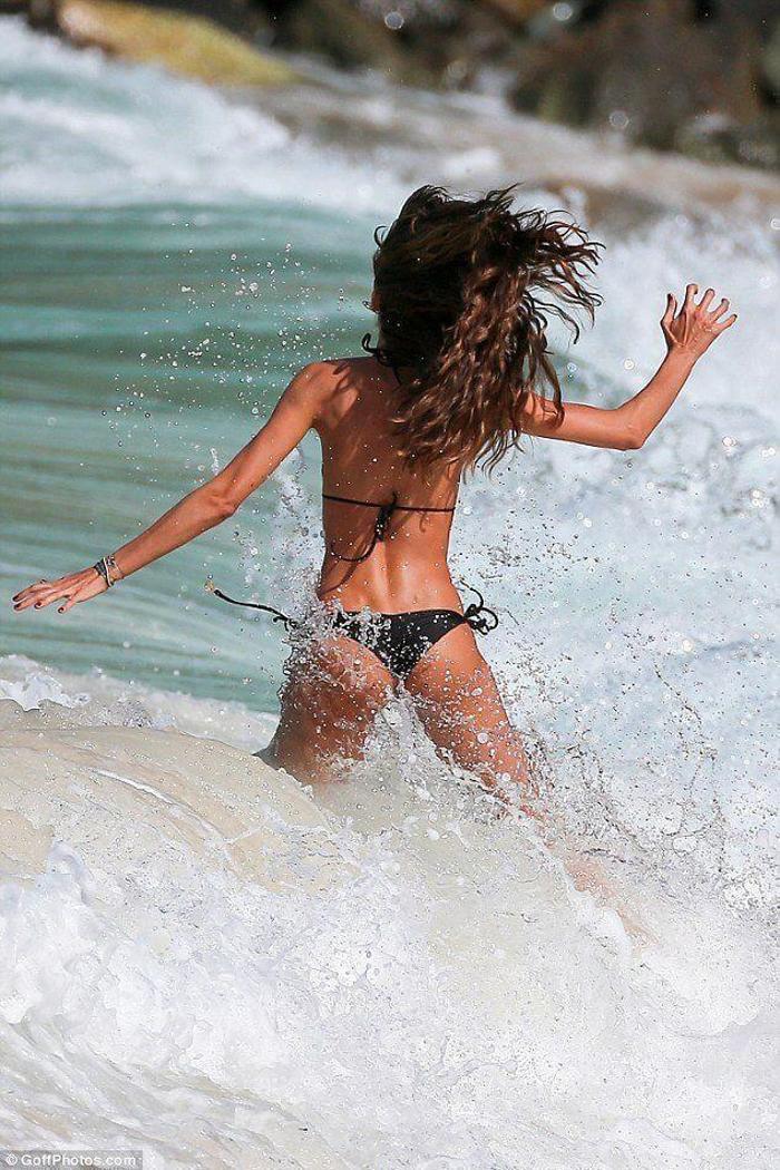 Izabel Goulart nefesleri kesiyor
