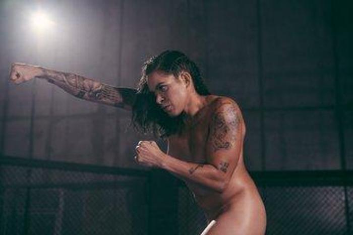 Kafes dövüşü şampiyonu Amanda Nunes, çırılçıplak antrenman yaptı