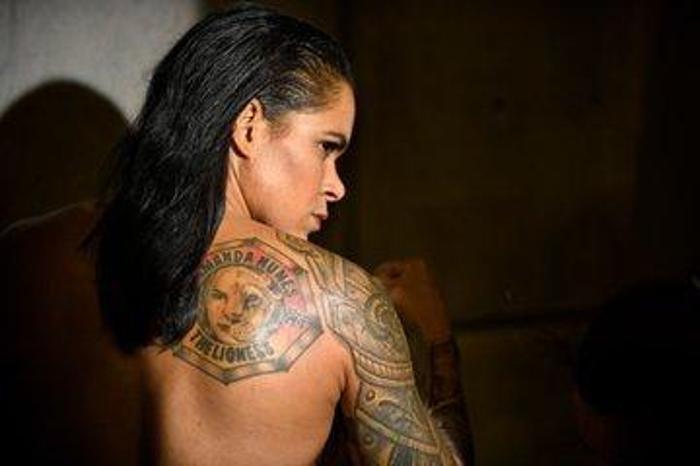 Kafes dövüşü şampiyonu Amanda Nunes, çırılçıplak antrenman yaptı