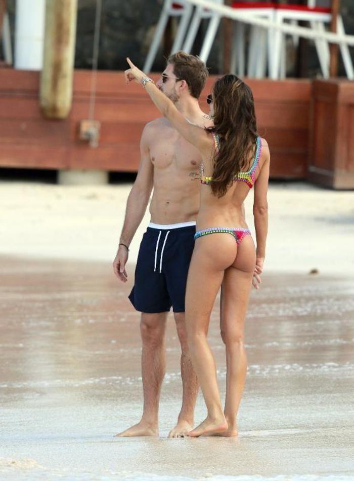 Izabel Goulart nefesleri kesiyor