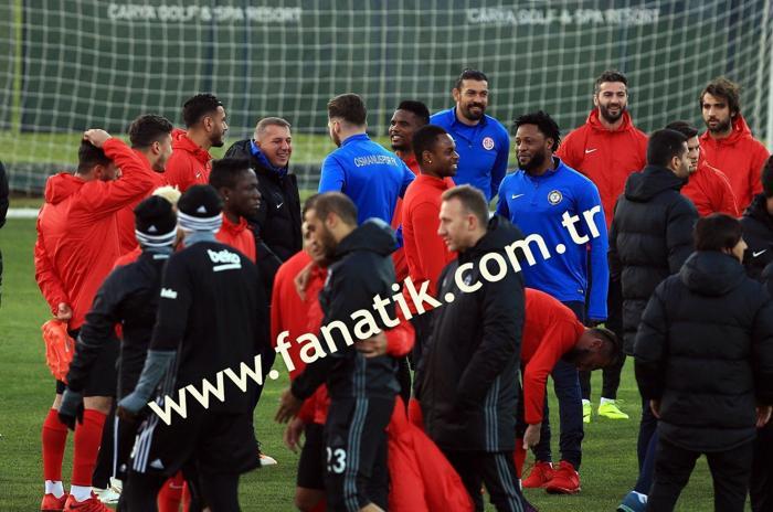 Dikkatlerden kaçmayan detay Samuel Etoo ve Şenol Güneş...