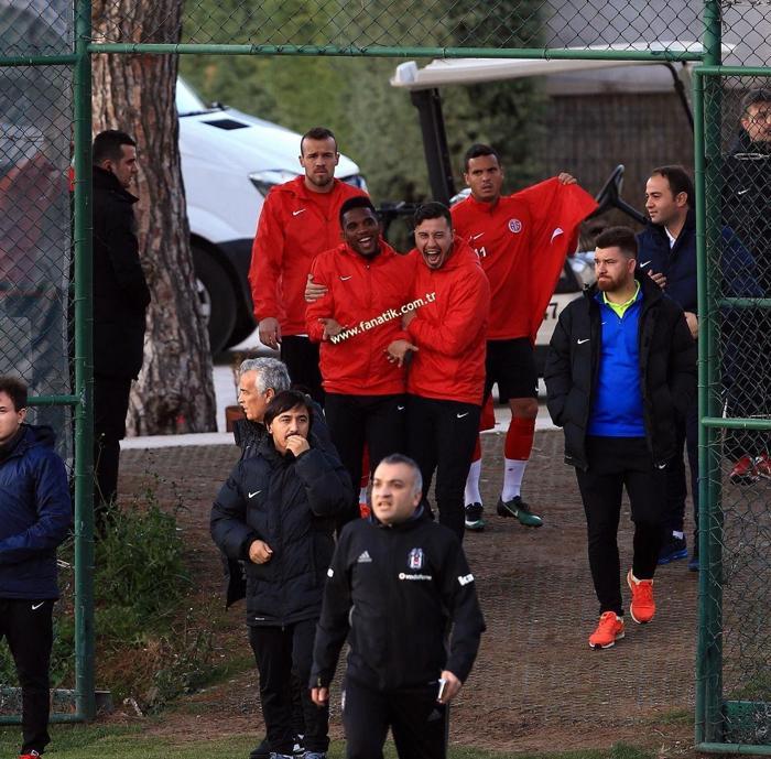 Dikkatlerden kaçmayan detay Samuel Etoo ve Şenol Güneş...