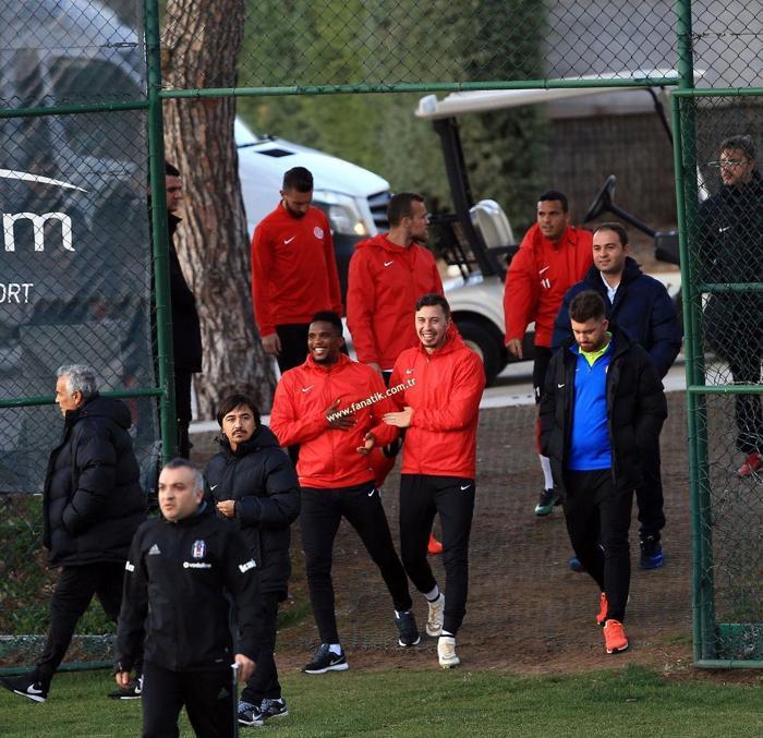 Dikkatlerden kaçmayan detay Samuel Etoo ve Şenol Güneş...
