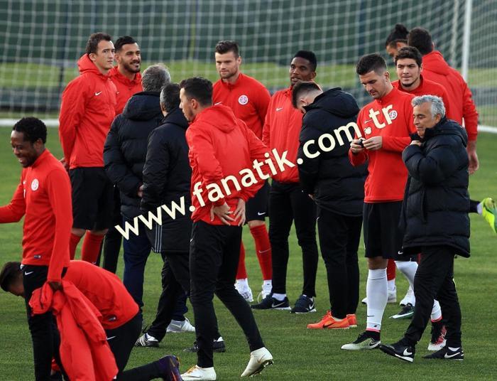 Dikkatlerden kaçmayan detay Samuel Etoo ve Şenol Güneş...