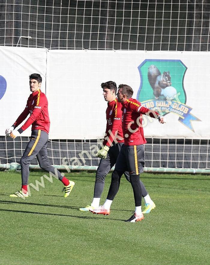 Sol el serçe parmağında kırık bulunan kaleci Fernando Muslera, eli bandajlı olmasına rağmen idmanda yer aldı. Uruguaylı file bekçisi, antrenmanda fiziksel ve ayakla yapılan çalışmalarda yer alırken, topa elle müdahale etmedi.