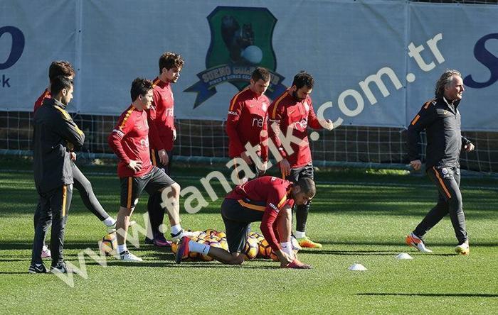 Fernando Muslera idmana eli bandajlı çıktı
