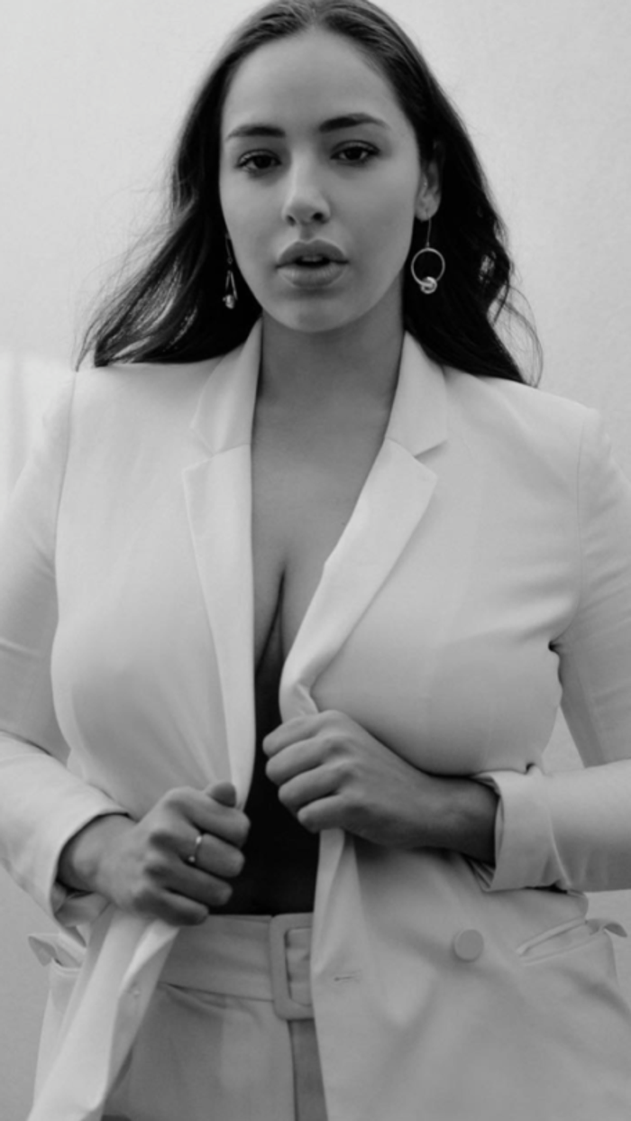 BBC, Türk model Jada Sezerin fotoğrafının altında yer alan küfürlü yorumu silmedi