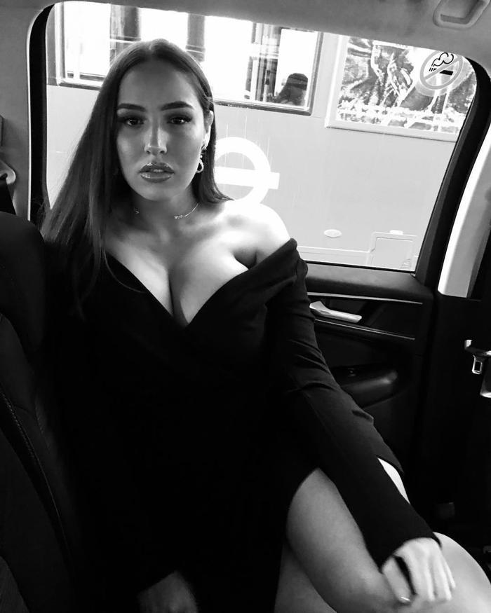 BBC, Türk model Jada Sezerin fotoğrafının altında yer alan küfürlü yorumu silmedi