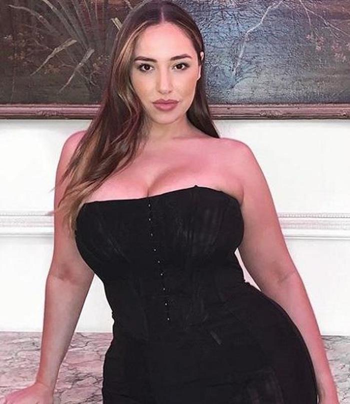 BBC, Türk model Jada Sezerin fotoğrafının altında yer alan küfürlü yorumu silmedi