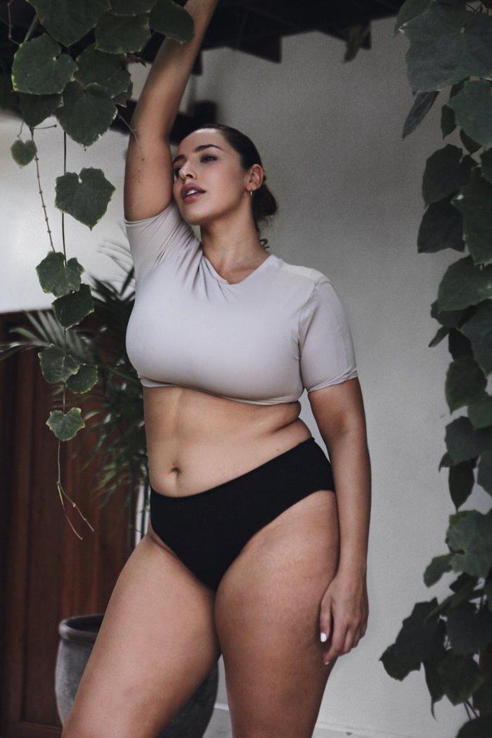 BBC, Türk model Jada Sezerin fotoğrafının altında yer alan küfürlü yorumu silmedi