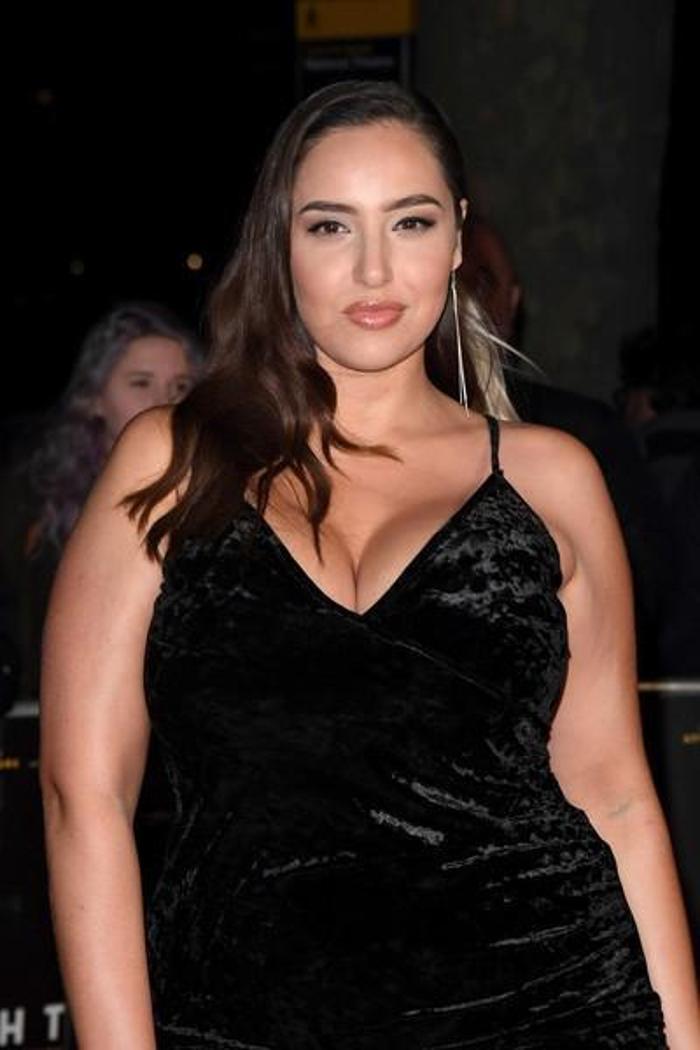 BBC, Türk model Jada Sezerin fotoğrafının altında yer alan küfürlü yorumu silmedi