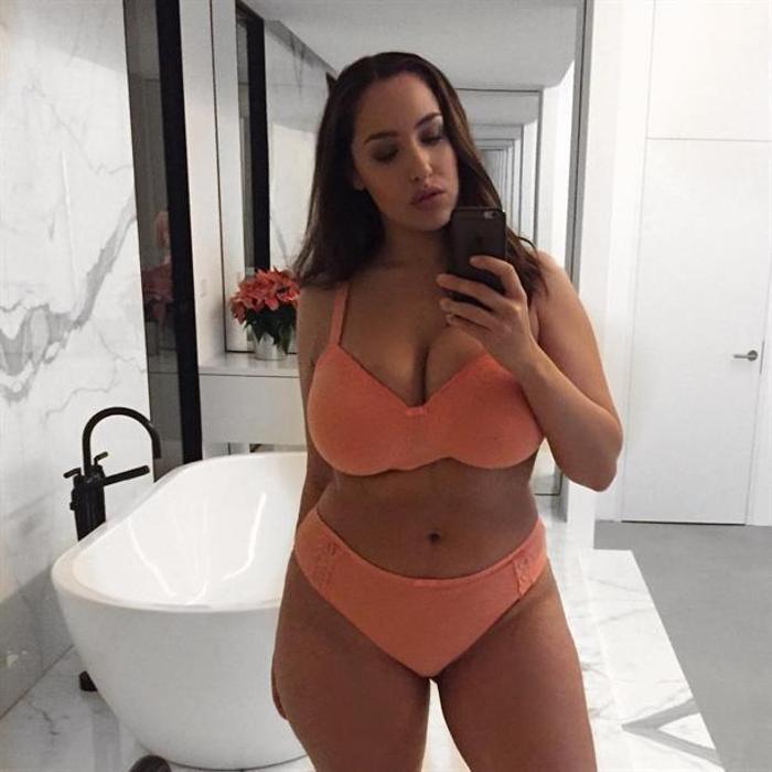 BBC, Türk model Jada Sezerin fotoğrafının altında yer alan küfürlü yorumu silmedi