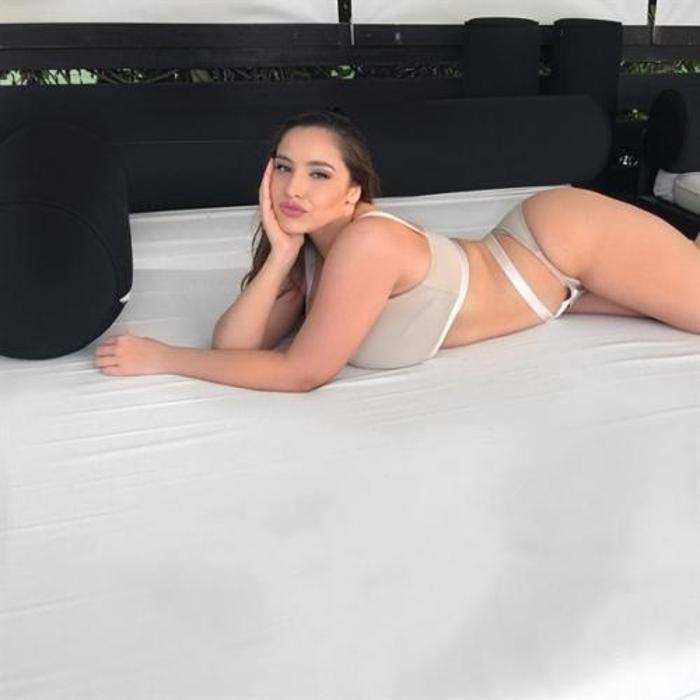 BBC, Türk model Jada Sezerin fotoğrafının altında yer alan küfürlü yorumu silmedi