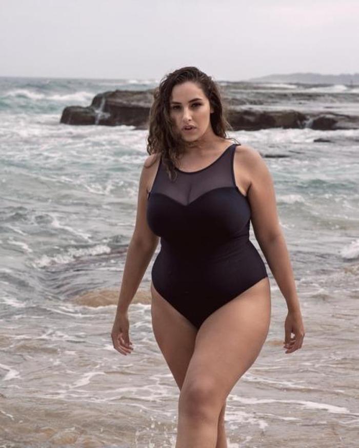 BBC, Türk model Jada Sezerin fotoğrafının altında yer alan küfürlü yorumu silmedi