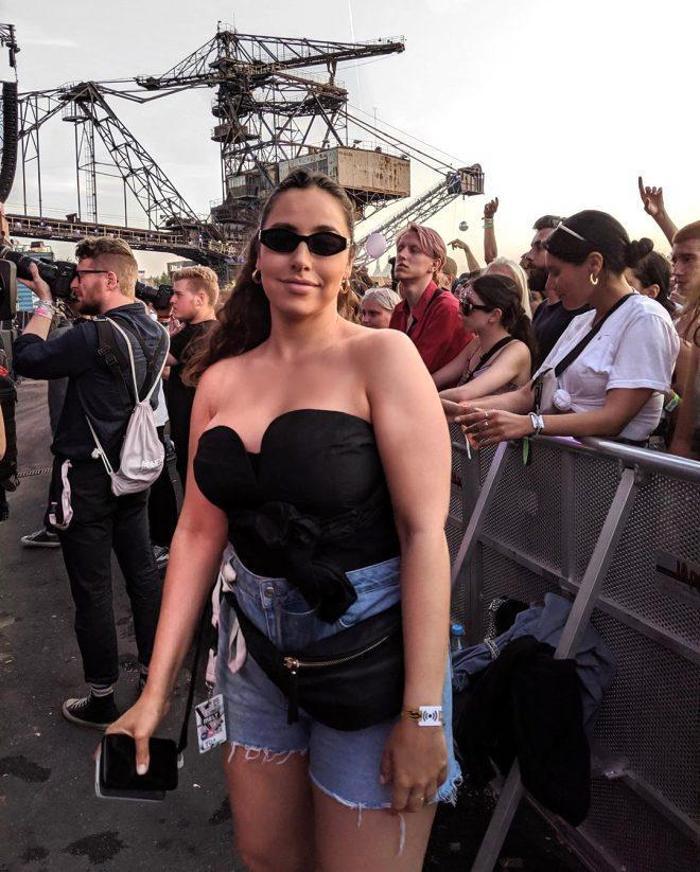 BBC, Türk model Jada Sezerin fotoğrafının altında yer alan küfürlü yorumu silmedi