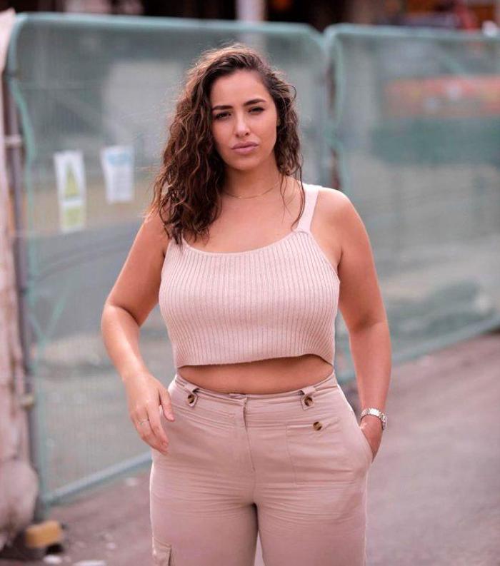 BBC, Türk model Jada Sezerin fotoğrafının altında yer alan küfürlü yorumu silmedi