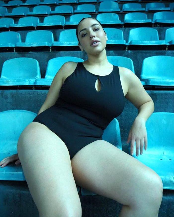 BBC, Türk model Jada Sezerin fotoğrafının altında yer alan küfürlü yorumu silmedi