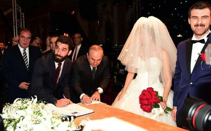 Arda Turan ve Samuel Etoo nikah şahidi oldu