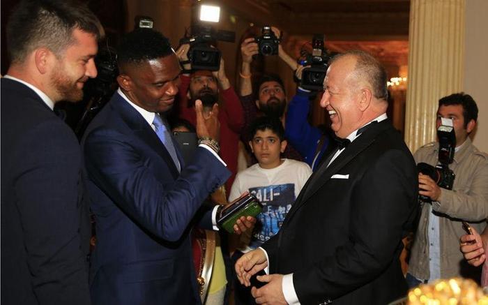 Arda Turan ve Samuel Etoo nikah şahidi oldu