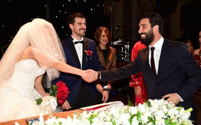 Arda Turan ve Samuel Etoo nikah şahidi oldu