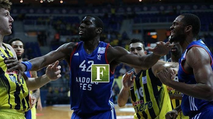Fenerbahçe - Anadolu Efes maçında olay