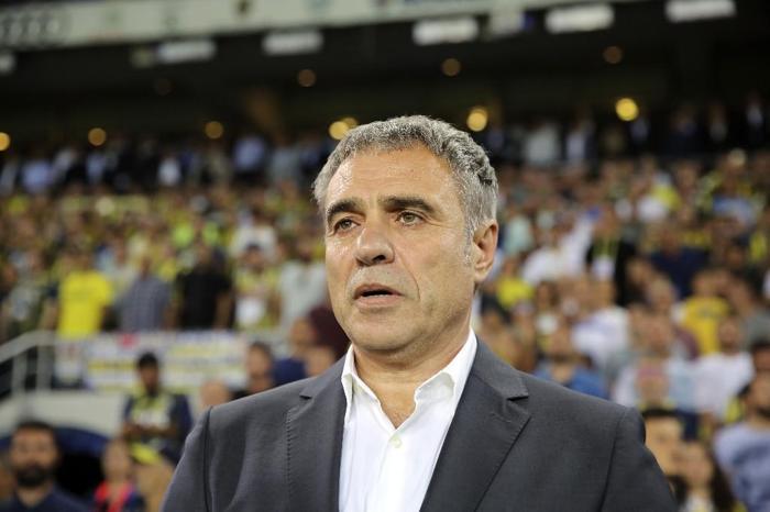 Fenerbahçede flaş gelişme Ersun Yanal 4 ismin kalemini kırdı