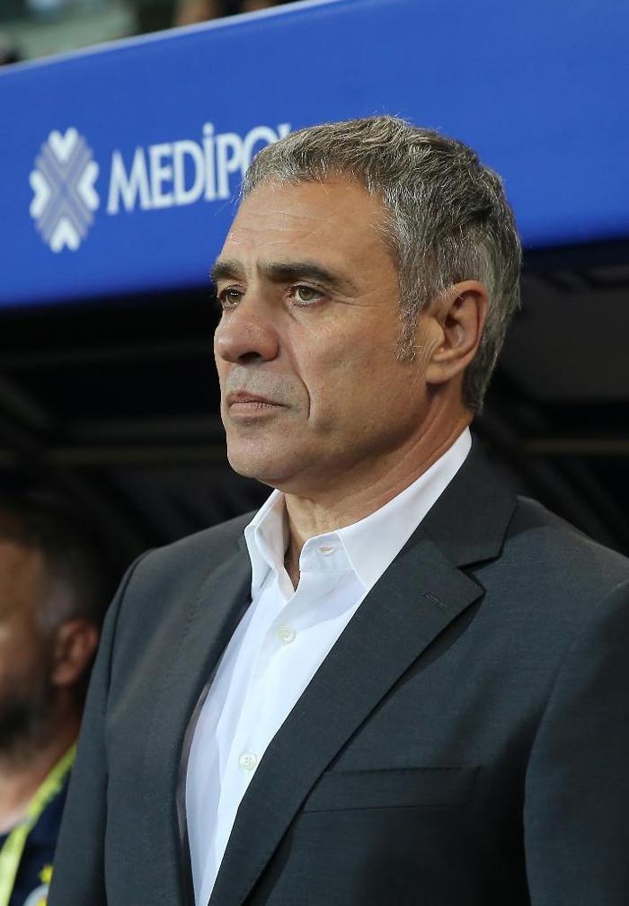 Fenerbahçede flaş gelişme Ersun Yanal 4 ismin kalemini kırdı