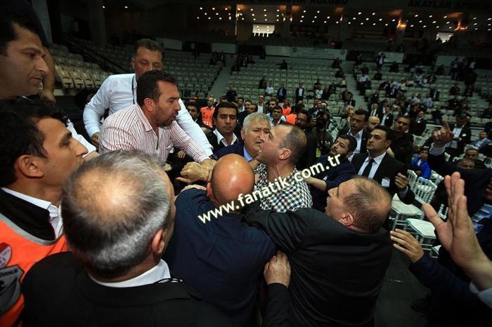 Beşiktaş idari ve mali genel kurulunda olay