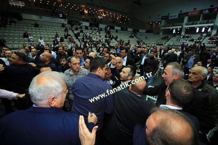 Beşiktaş idari ve mali genel kurulunda olay