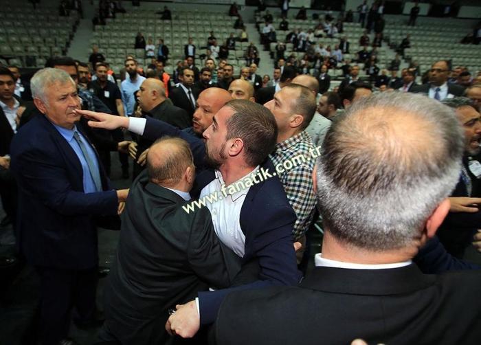 Beşiktaş idari ve mali genel kurulunda olay