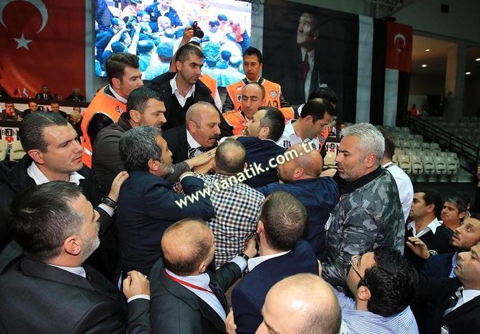 Beşiktaş idari ve mali genel kurulunda olay