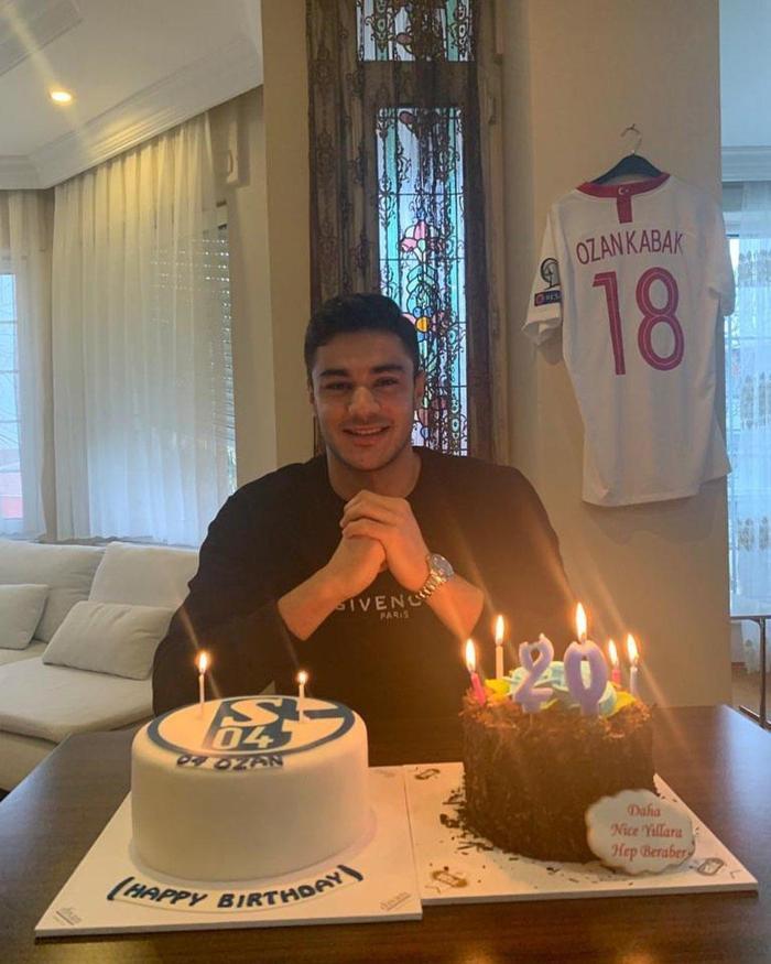 Ozan Kabak doğum gün kutladı