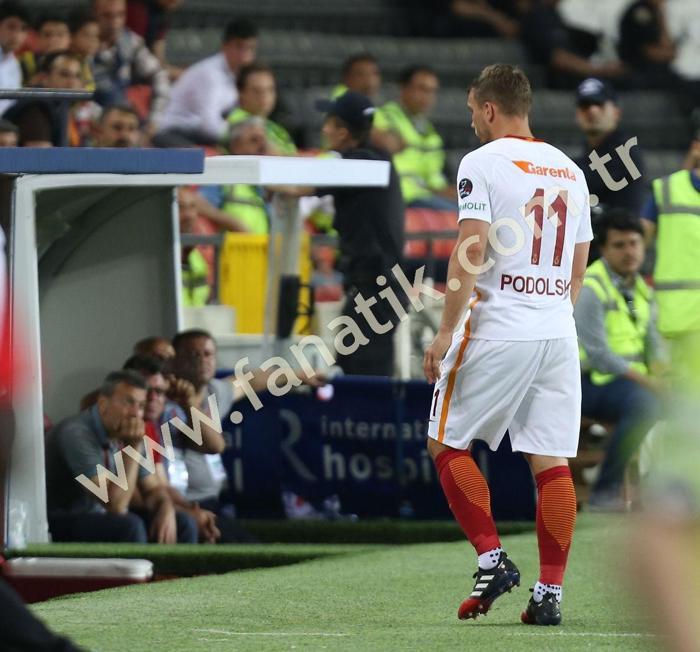 Gaziantepspor maçında Podolski-Tudor krizi