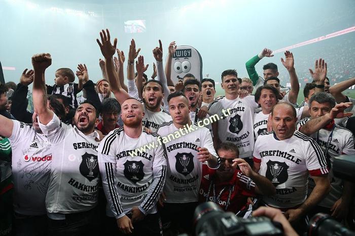 Beşiktaş geçen sene bugün şampiyon oldu
