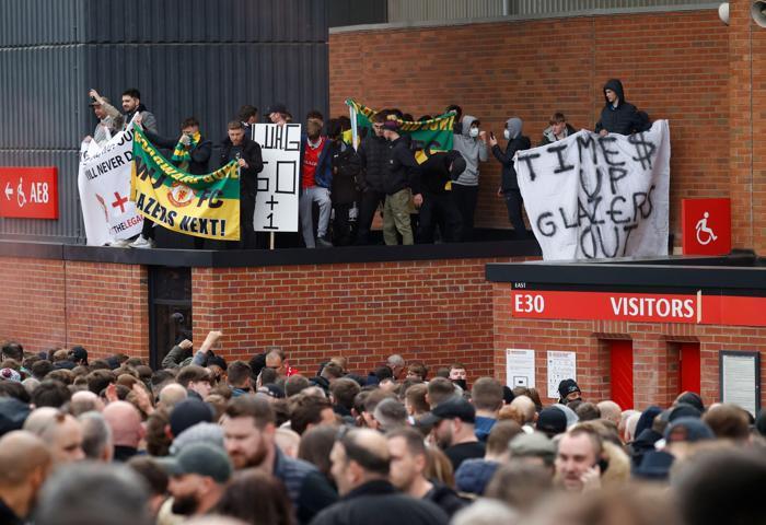 İngilterede dev protesto Manchester United-Liverpool maçı ertelendi...