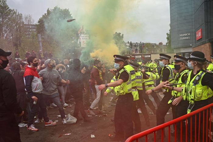 İngilterede dev protesto Manchester United-Liverpool maçı ertelendi...
