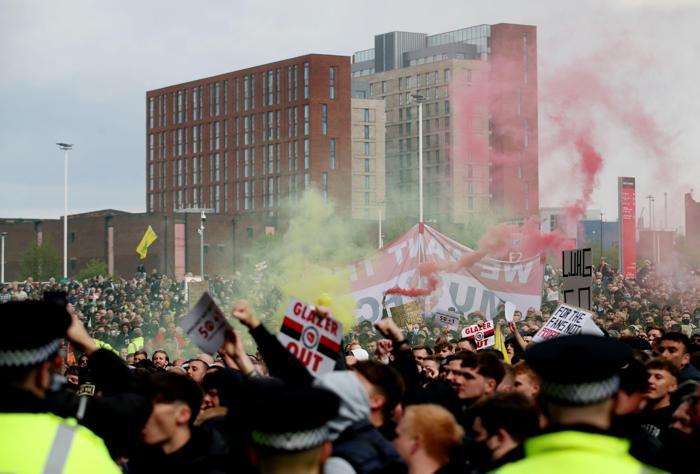 İngilterede dev protesto Manchester United-Liverpool maçı ertelendi...