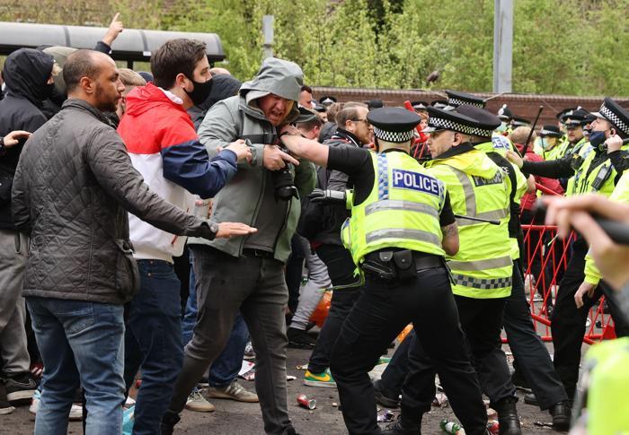 İngilterede dev protesto Manchester United-Liverpool maçı ertelendi...
