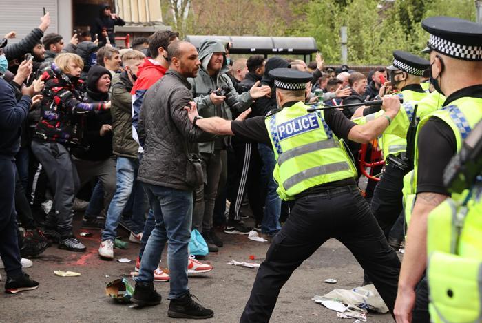 İngilterede dev protesto Manchester United-Liverpool maçı ertelendi...