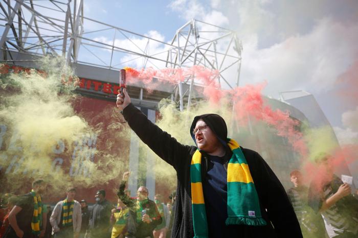 İngilterede dev protesto Manchester United-Liverpool maçı ertelendi...
