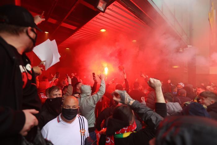 İngilterede dev protesto Manchester United-Liverpool maçı ertelendi...