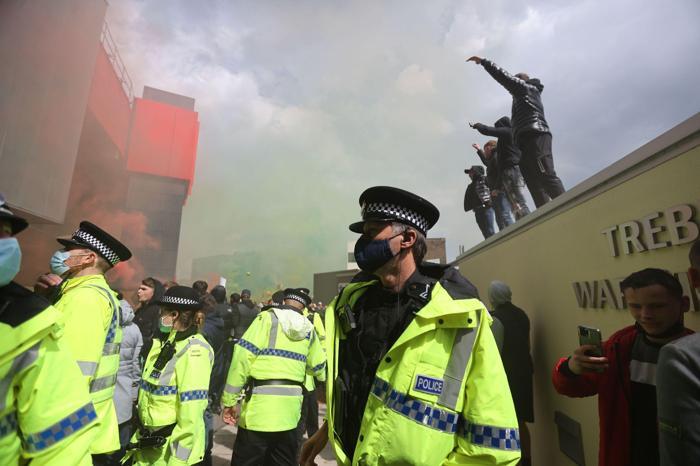 İngilterede dev protesto Manchester United-Liverpool maçı ertelendi...