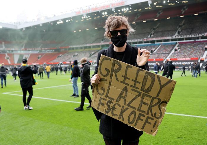 İngilterede dev protesto Manchester United-Liverpool maçı ertelendi...