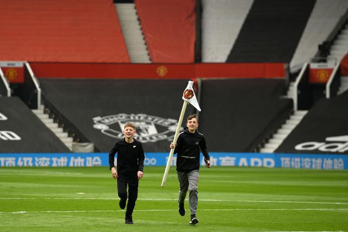 İngilterede dev protesto Manchester United-Liverpool maçı ertelendi...