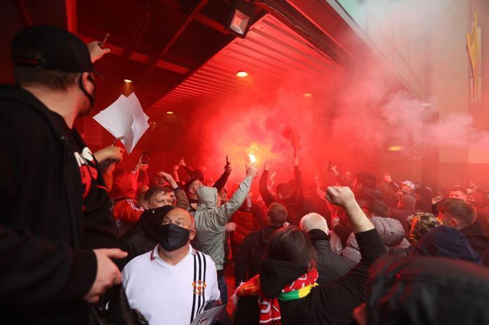 İngilterede dev protesto Manchester United-Liverpool maçı ertelendi...