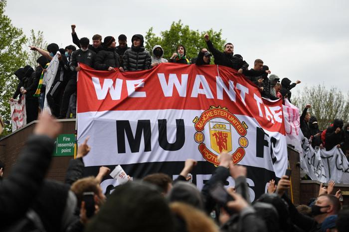 İngilterede dev protesto Manchester United-Liverpool maçı ertelendi...